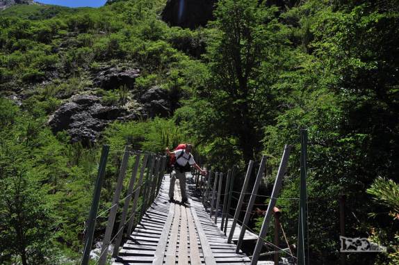 Atravessando ponte meio torta na trilha para o Refúgio San Martín, no lago Jakob, na região de Bariloche, na Argentina